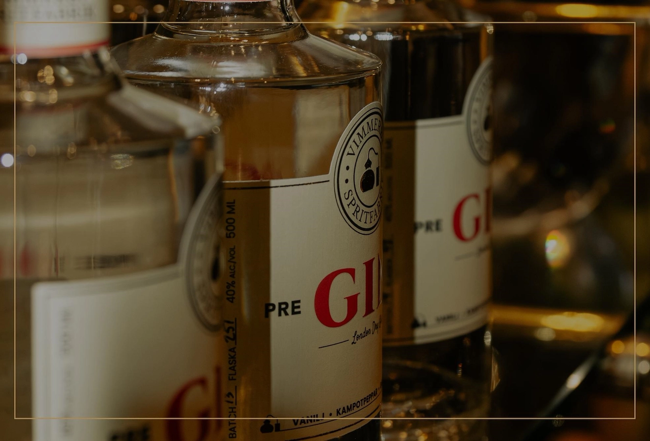 Närbild på ginflaskor från Vimmerby Spritfabrik i baren på Vimmerby Stadshotell – en del av vårt exklusiva samarbete som blivit Vimmerby Ginbar. Klicka för att läsa mer om vårt unika dryckeskoncept.