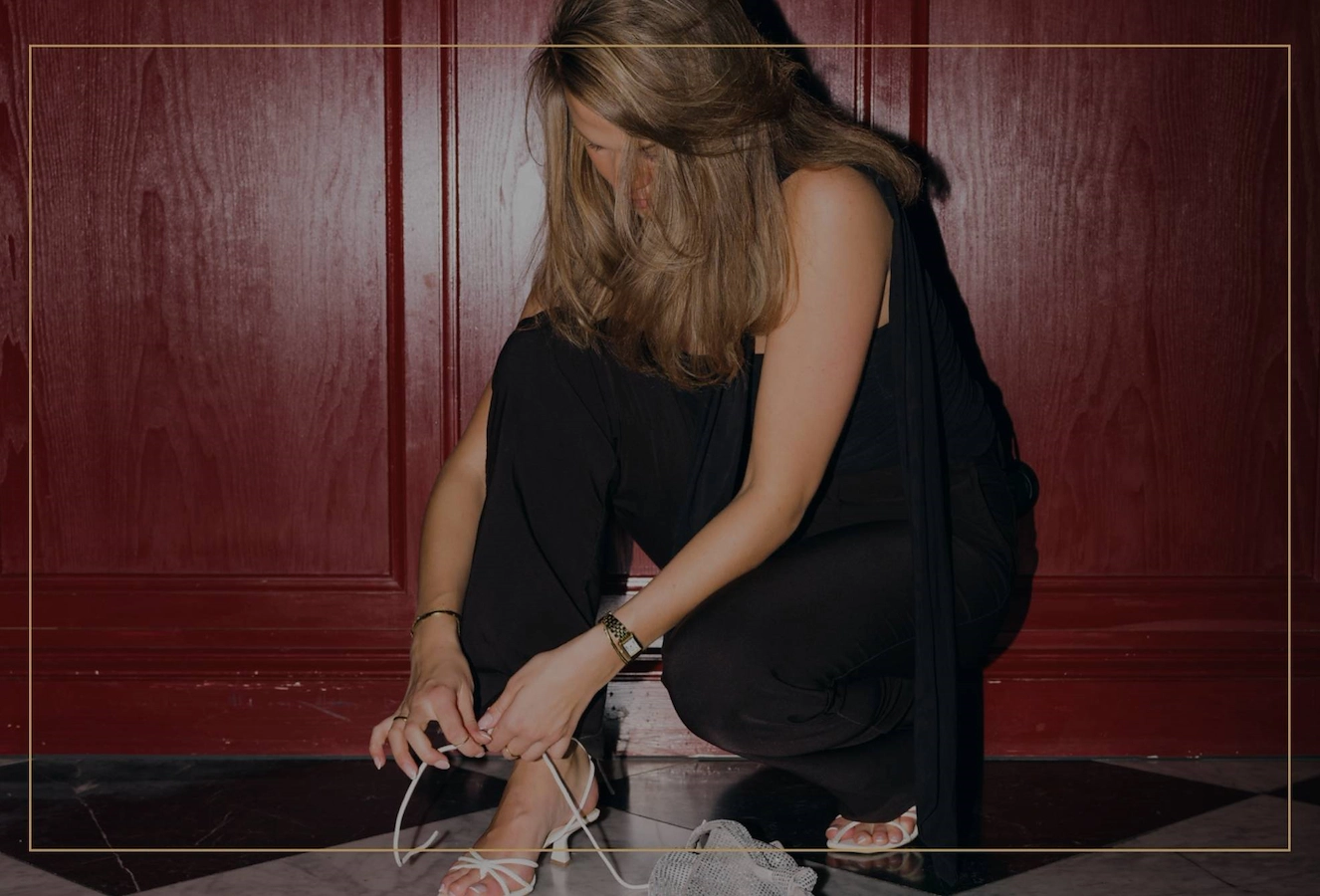 Kvinna knyter sin klacksko på det schackrutiga restauranggolvet på Vimmerby Stadshotell – en glimt av feststämning och kvällens förväntan. Klicka för att läsa mer om aktuella event och happenings just nu.