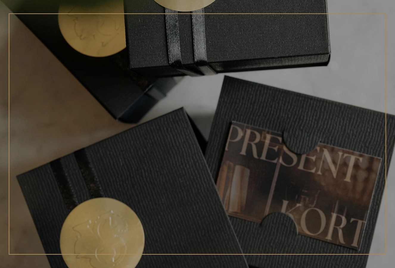 Snygga och exklusiva presentförpackningar med presentkort från Vimmerby Stadshotell – den perfekta gåvan att använda på hotell, spa och restaurang. Klicka för att läsa mer om våra presentkort.