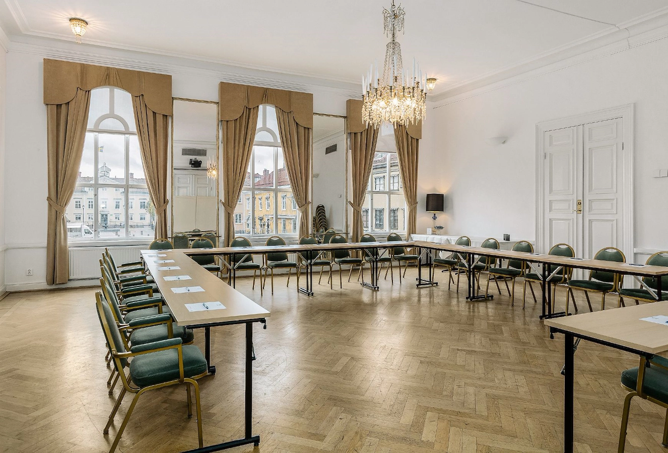 Ljust och fräscht konferensrum på Vimmerby Stadshotell, möblerat i u-sittning